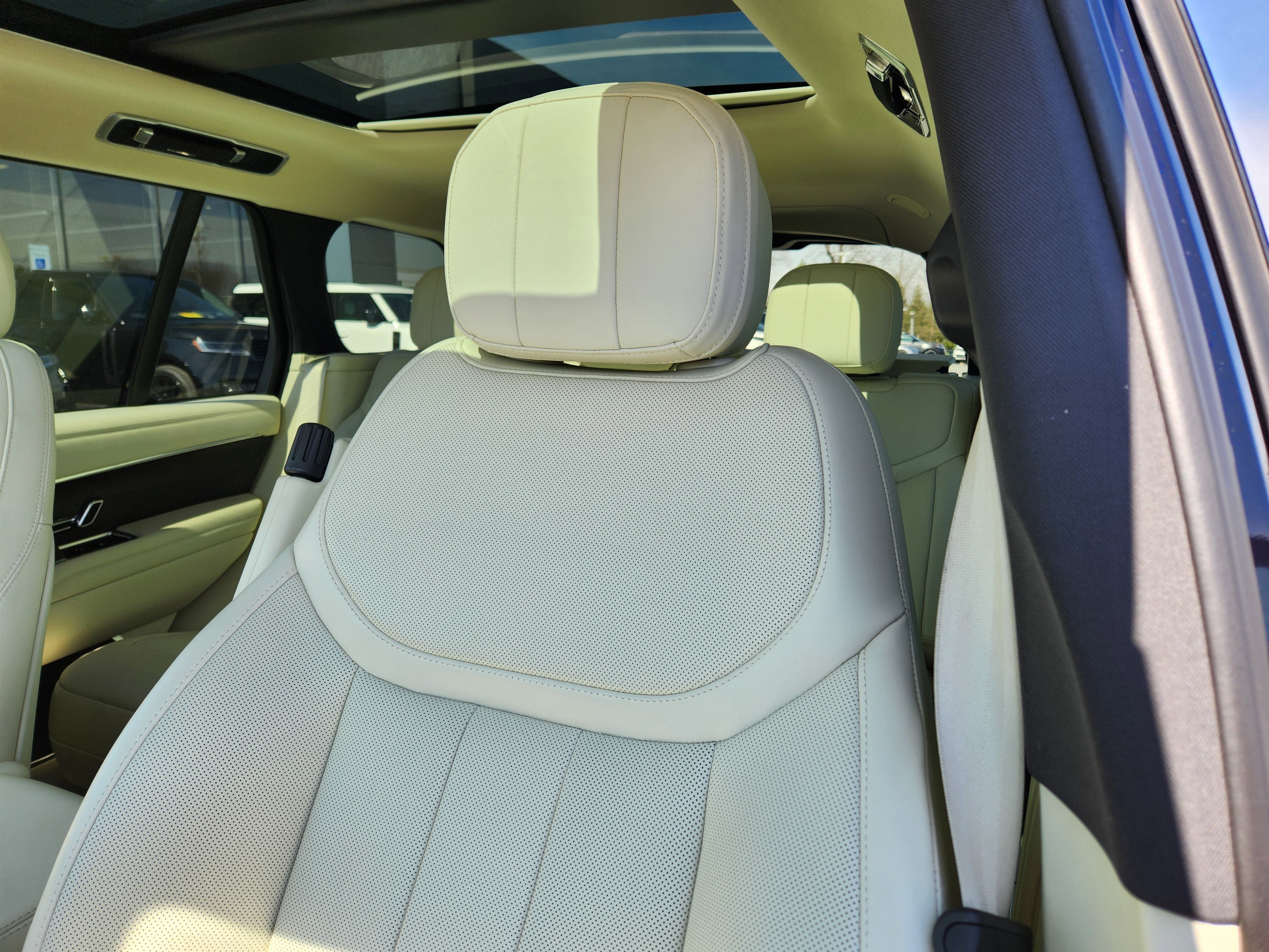 Used 2024 Land Rover Range Rover SE image 11