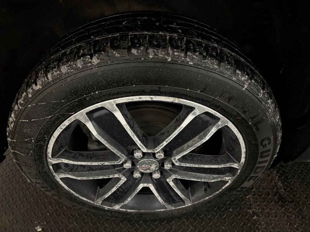Used 2023 GMC Acadia SLT w/ Technology Package image 18