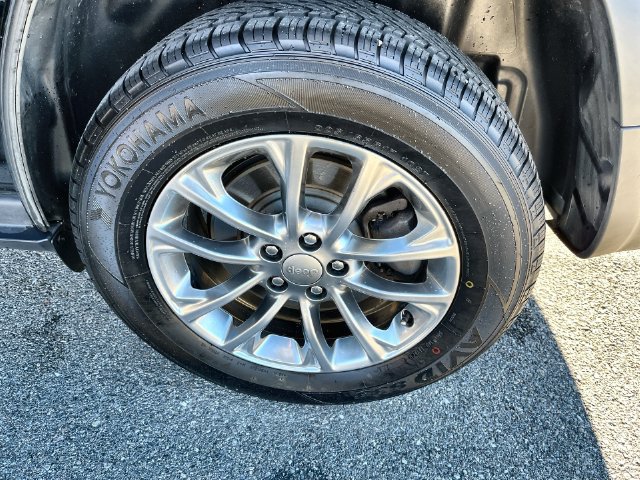Used 2019 Jeep Cherokee Latitude Plus w/ Cold Weather Group AWD/4WD image 26