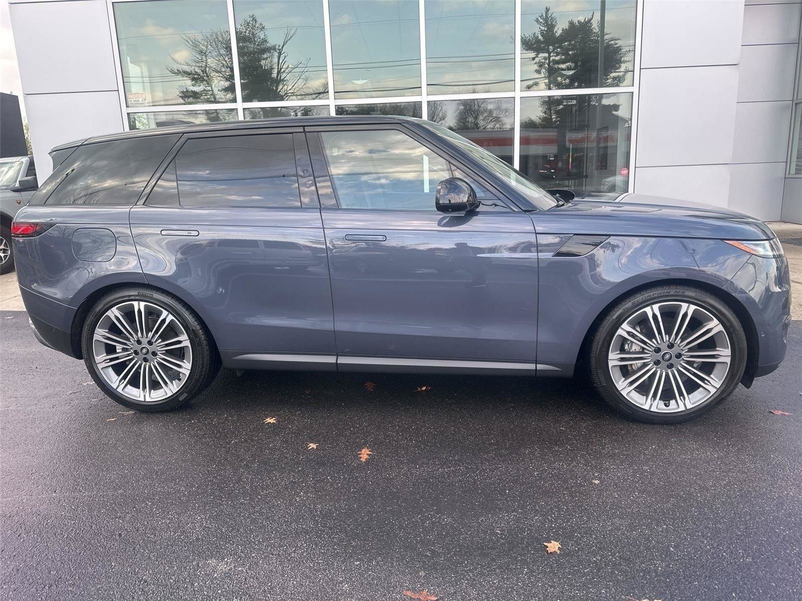 Used 2025 Land Rover Range Rover Sport SE AWD/4WD image 17