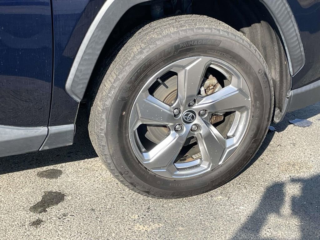 Used 2021 Toyota RAV4 XLE Premium image 13