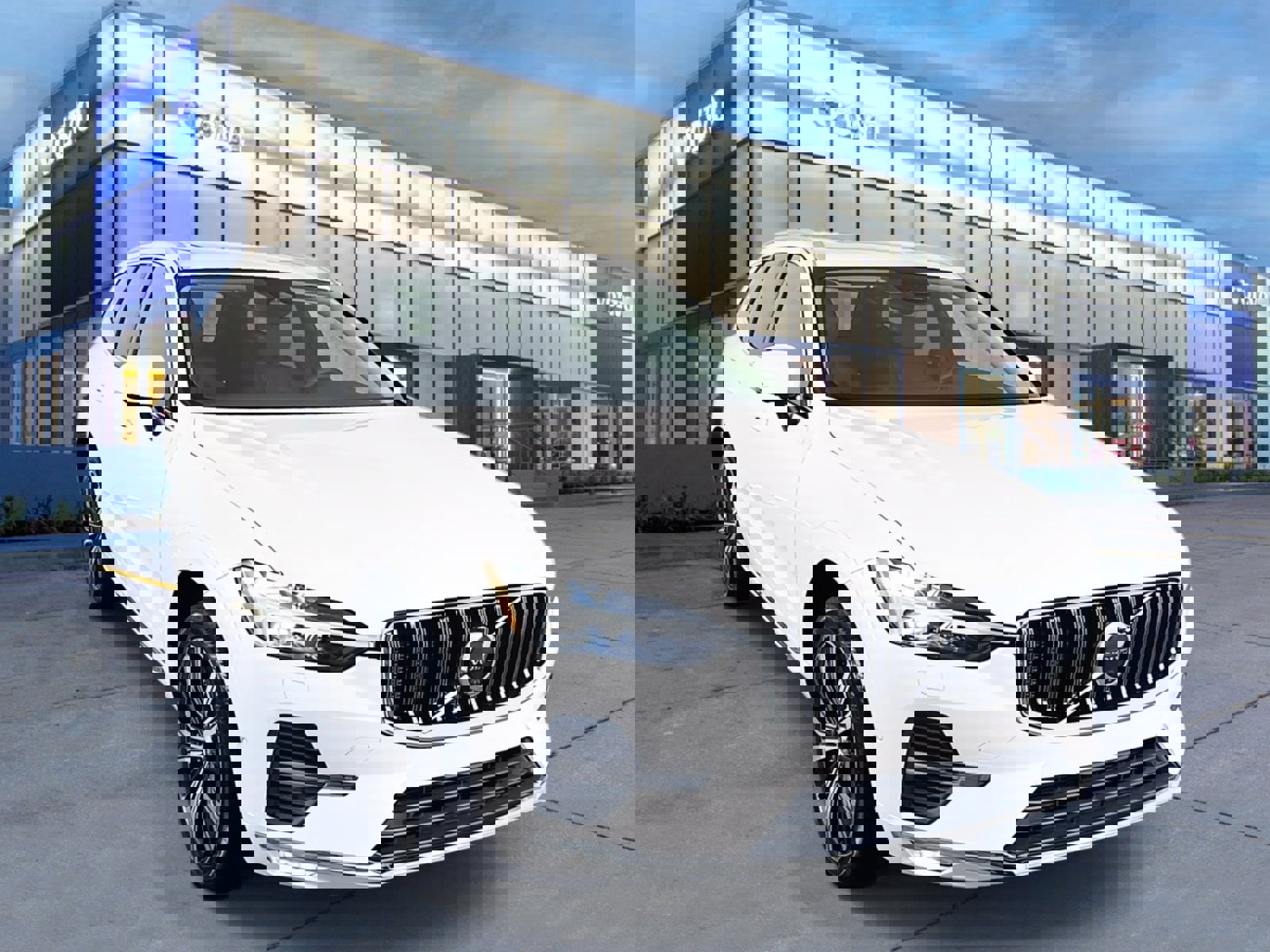 Used 2023 Volvo XC60 B5 Plus w/ Climate Package image 1