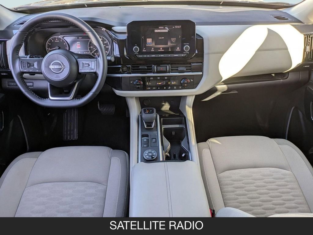 Used 2025 Nissan Pathfinder SV image 13