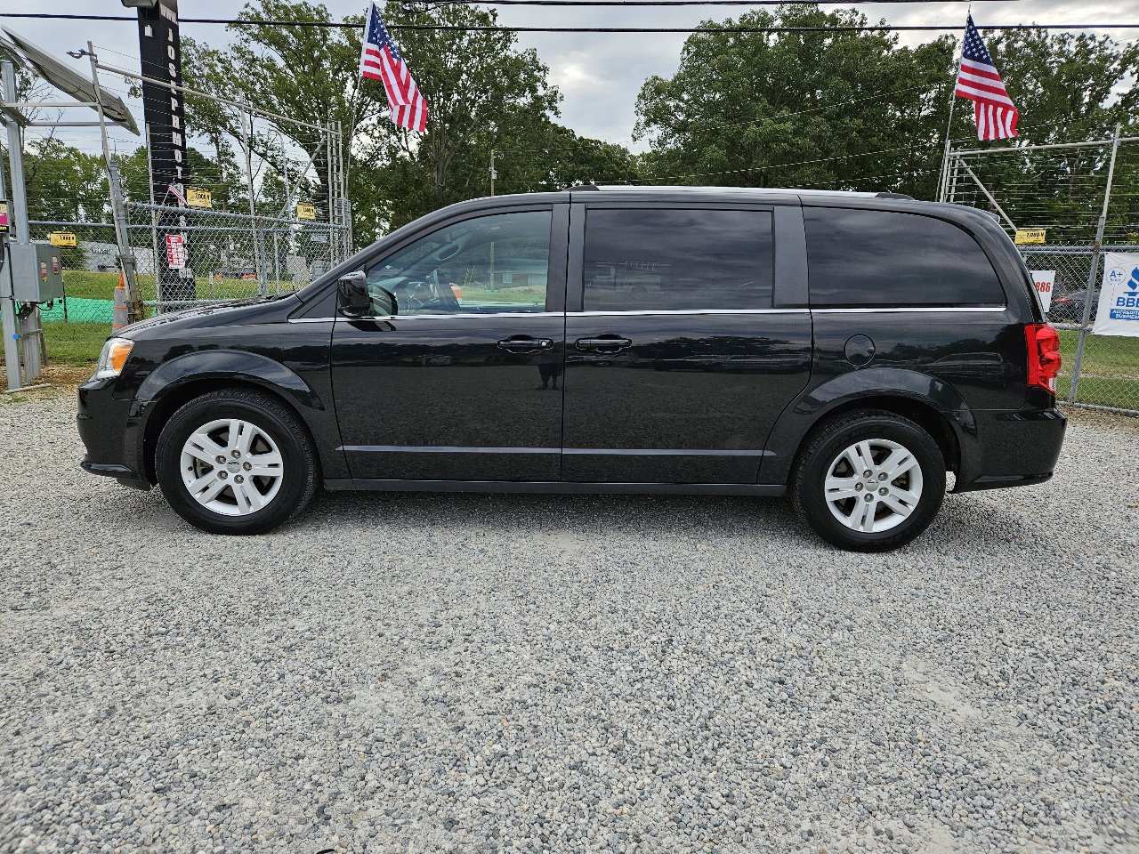 Used 2019 Dodge Grand Caravan SXT image 2