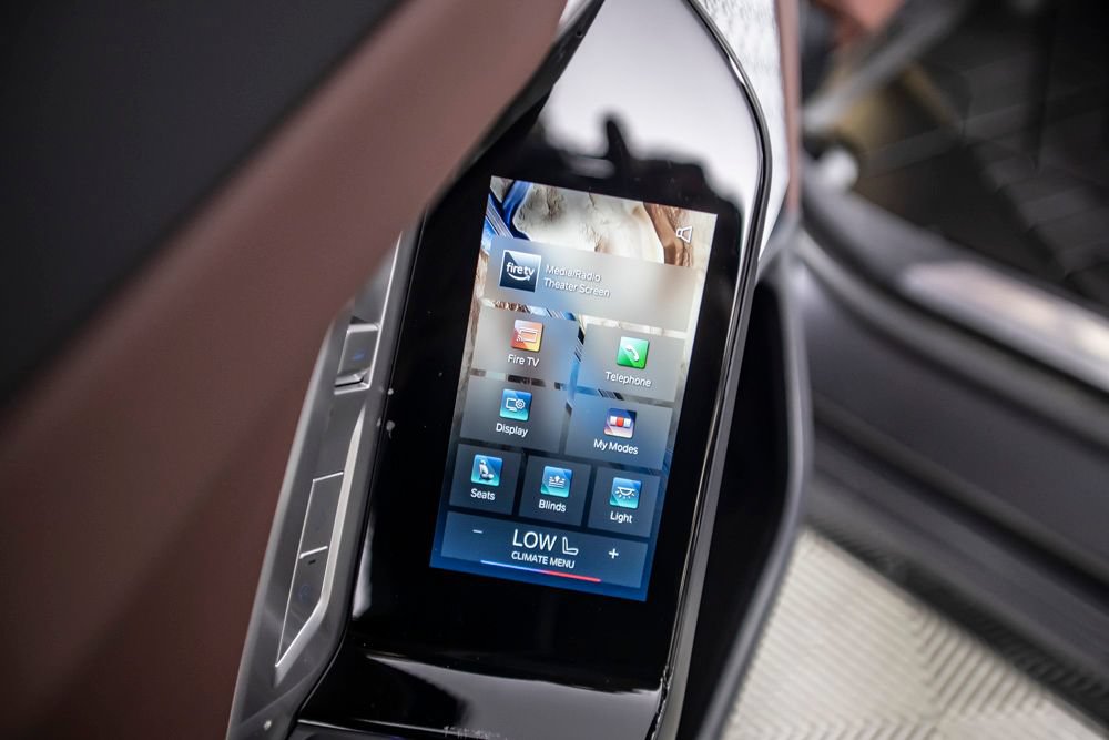 Used 2023 BMW i7 xDrive60 w/ Executive Package 2 AWD/4WD image 23