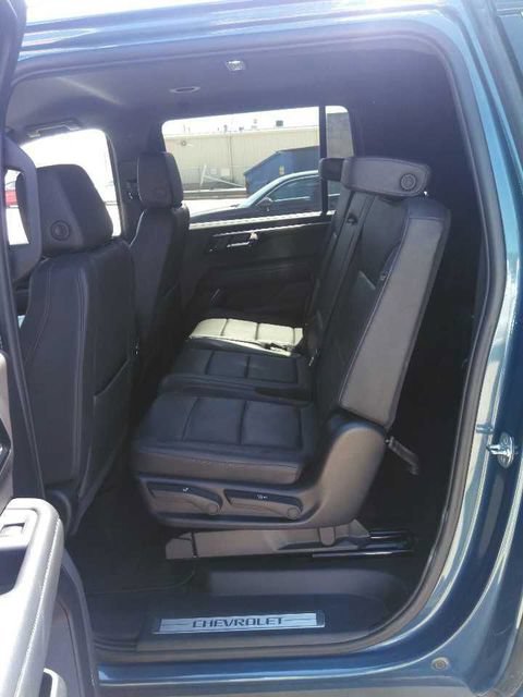 Used 2025 Chevrolet Suburban LT AWD/4WD image 3