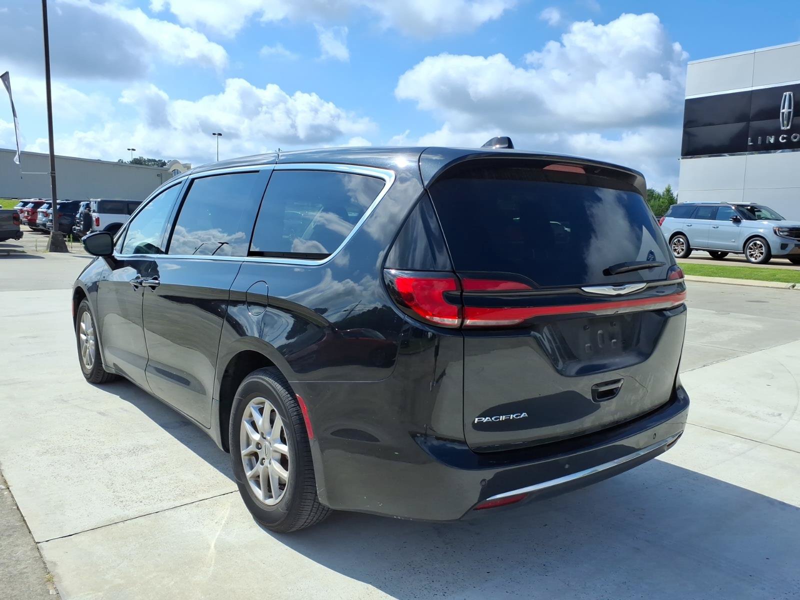 Used 2024 Chrysler Pacifica Touring-L FWD image 3