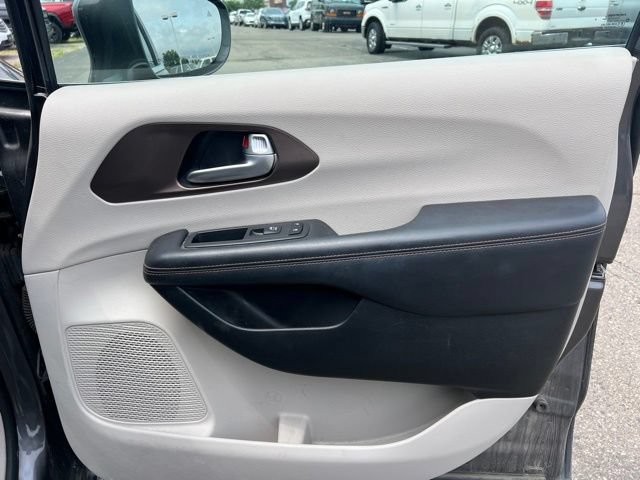Used 2018 Chrysler Pacifica Touring-L Plus FWD image 10