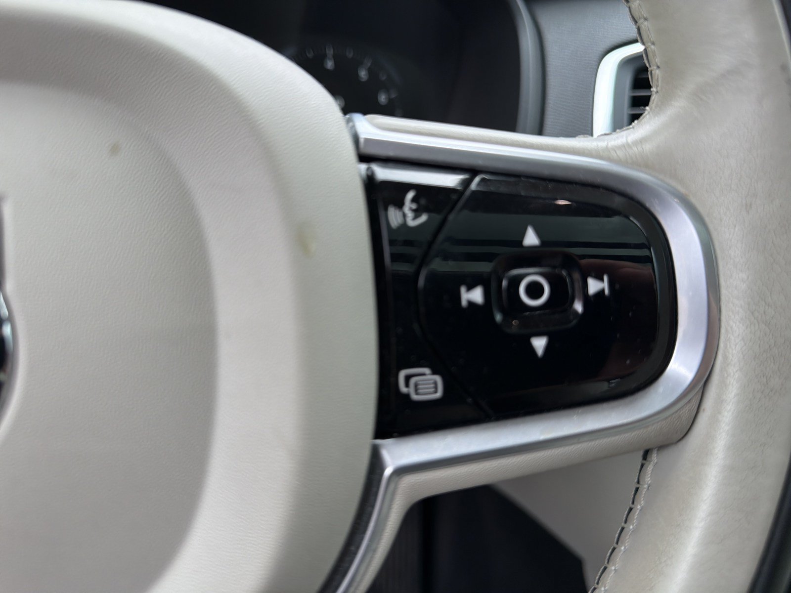 Used 2019 Volvo XC90 T6 Momentum w/ Protection Package AWD/4WD image 21