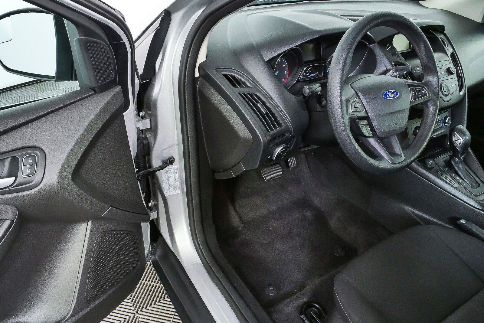 Used 2018 Ford Focus SE FWD image 11