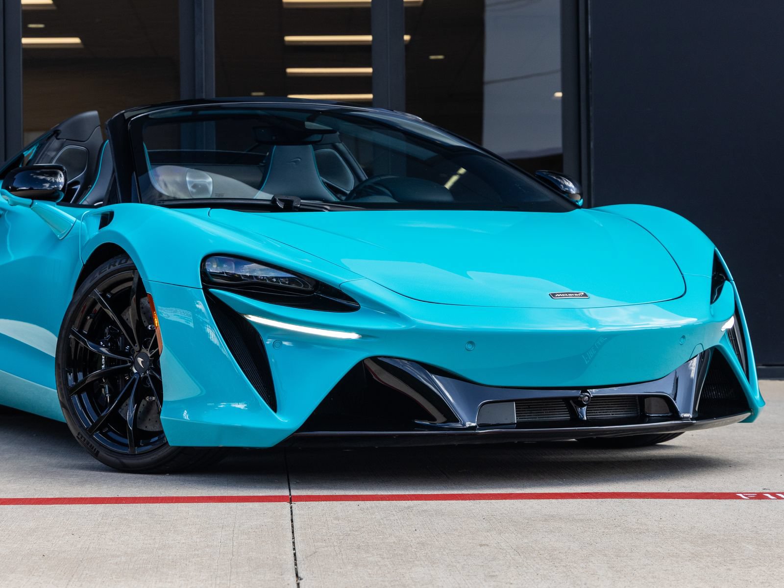Used 2025 McLaren Artura Spider RWD image 6