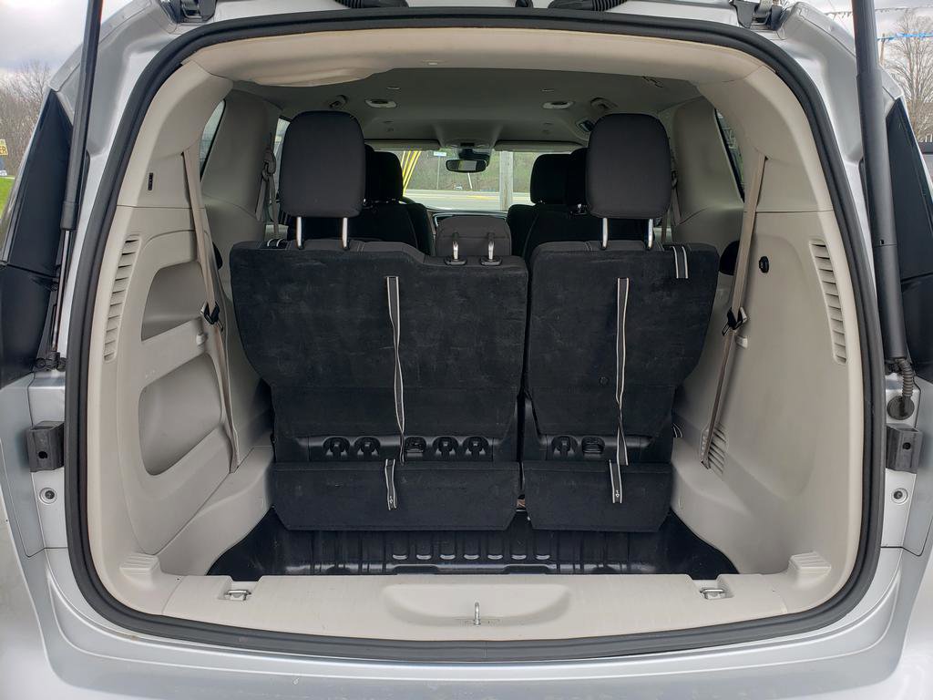 Used 2023 Chrysler Voyager LX image 5