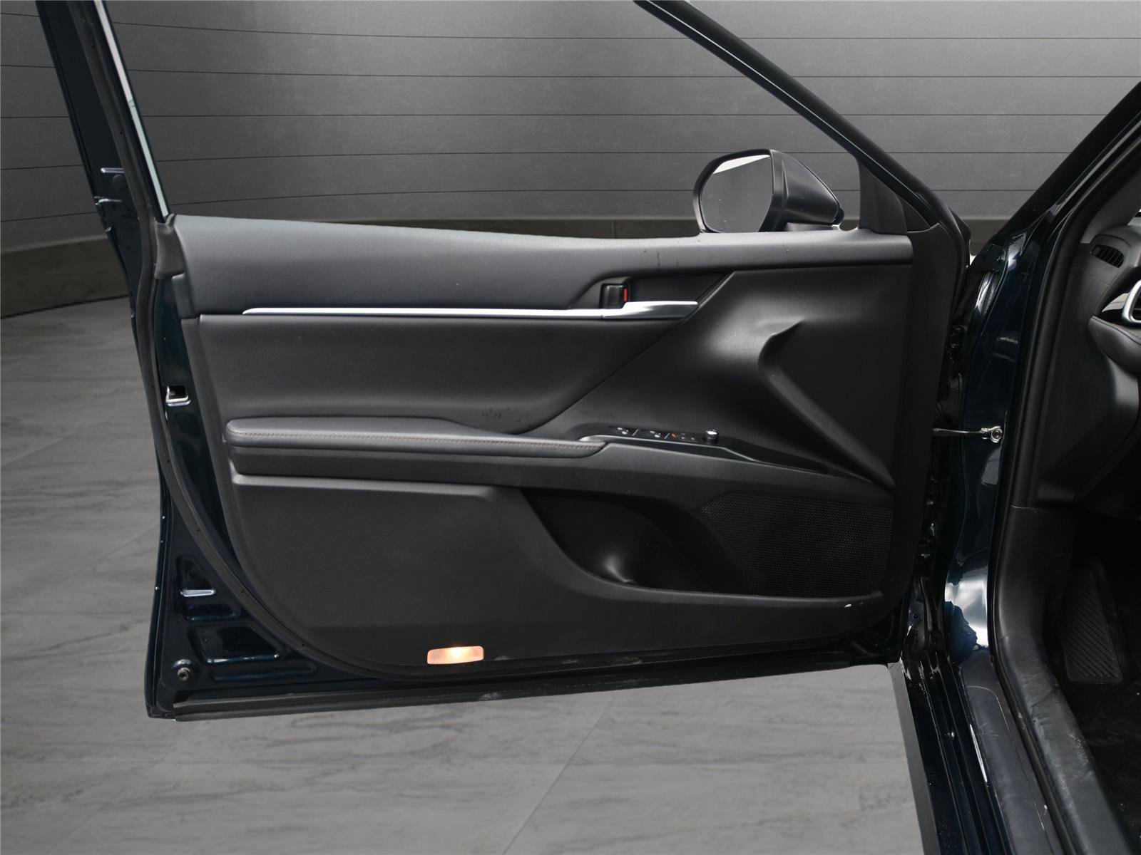 Used 2020 Toyota Camry XLE image 8