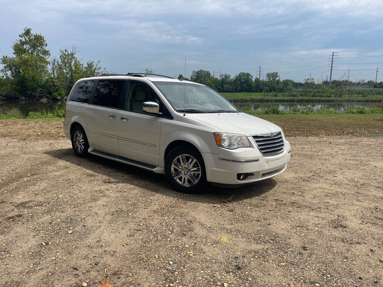 Used 2008 Chrysler Town & Country Limited w/ Entertainment Group #3 image 1