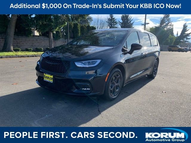 Used 2022 Chrysler Pacifica Touring-L w/ Uconnect Theater Family Group image 1