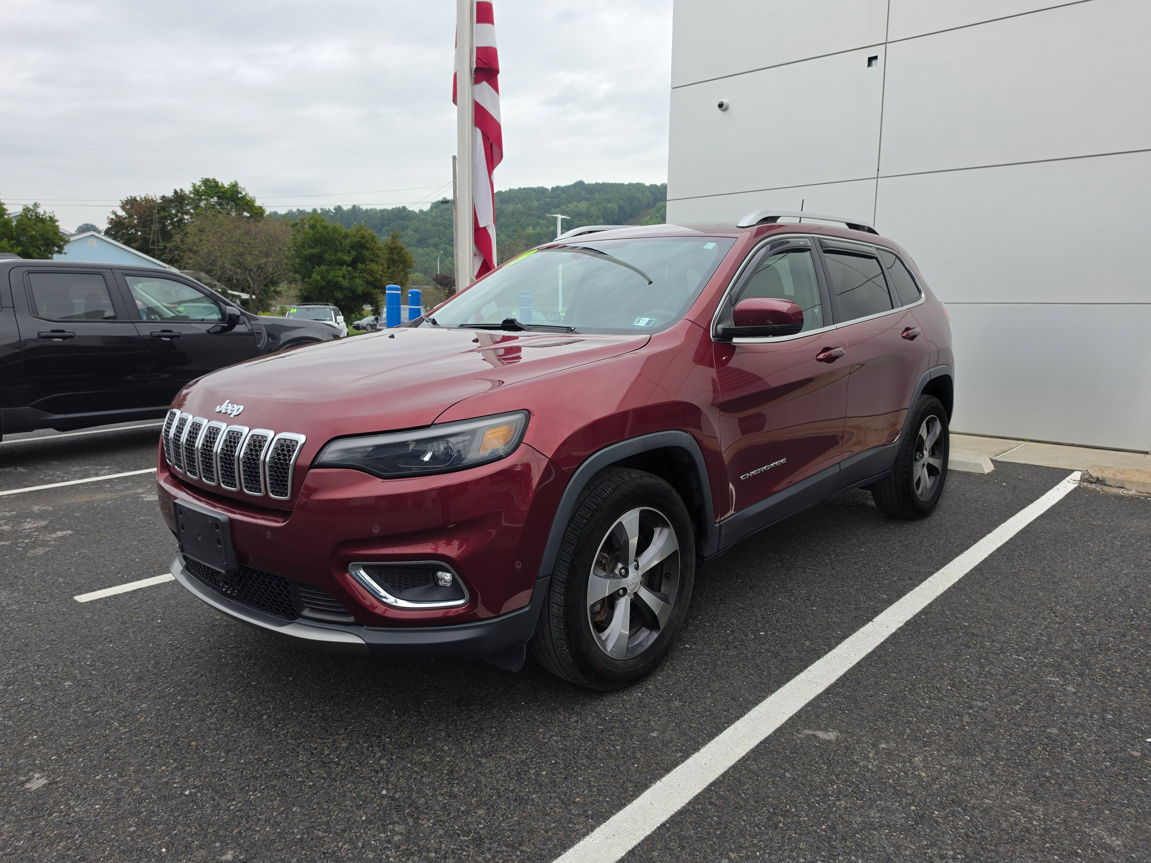 Used 2019 Jeep Cherokee Limited w/ Luxury Group AWD/4WD image 8
