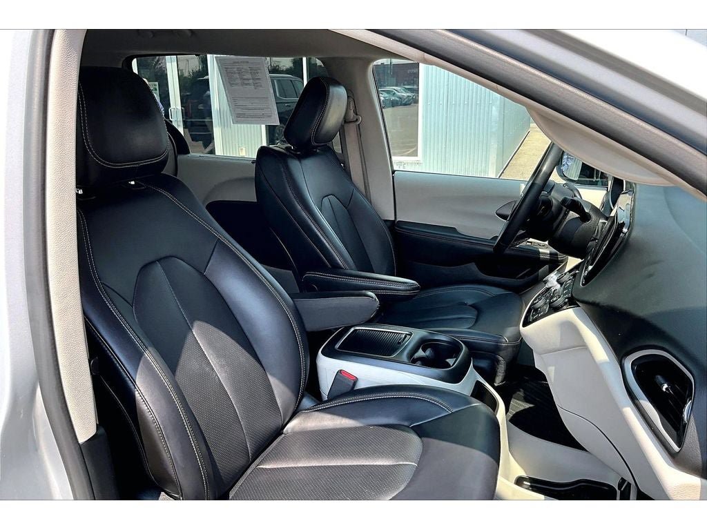 Used 2024 Chrysler Pacifica Touring-L FWD image 8