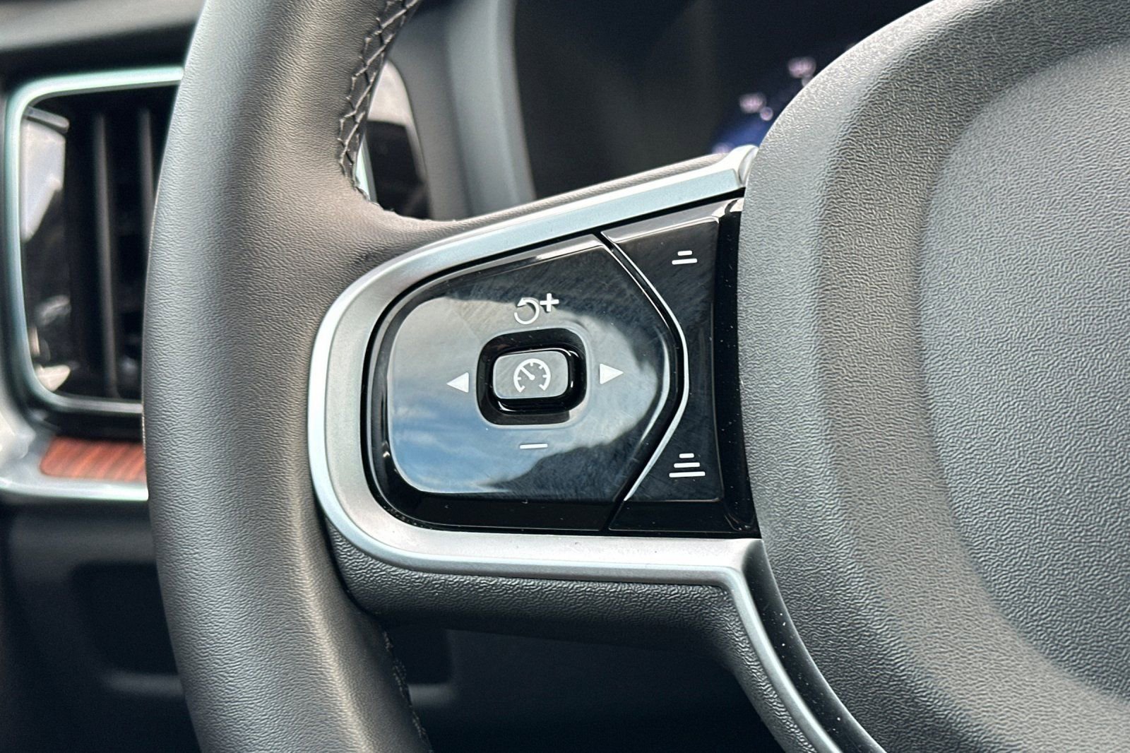 Used 2025 Volvo V60 B5 Cross Country Plus image 26