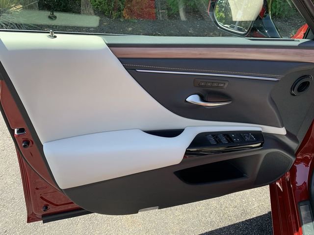 Used 2025 Lexus ES 350 w/ Premium Package FWD image 17