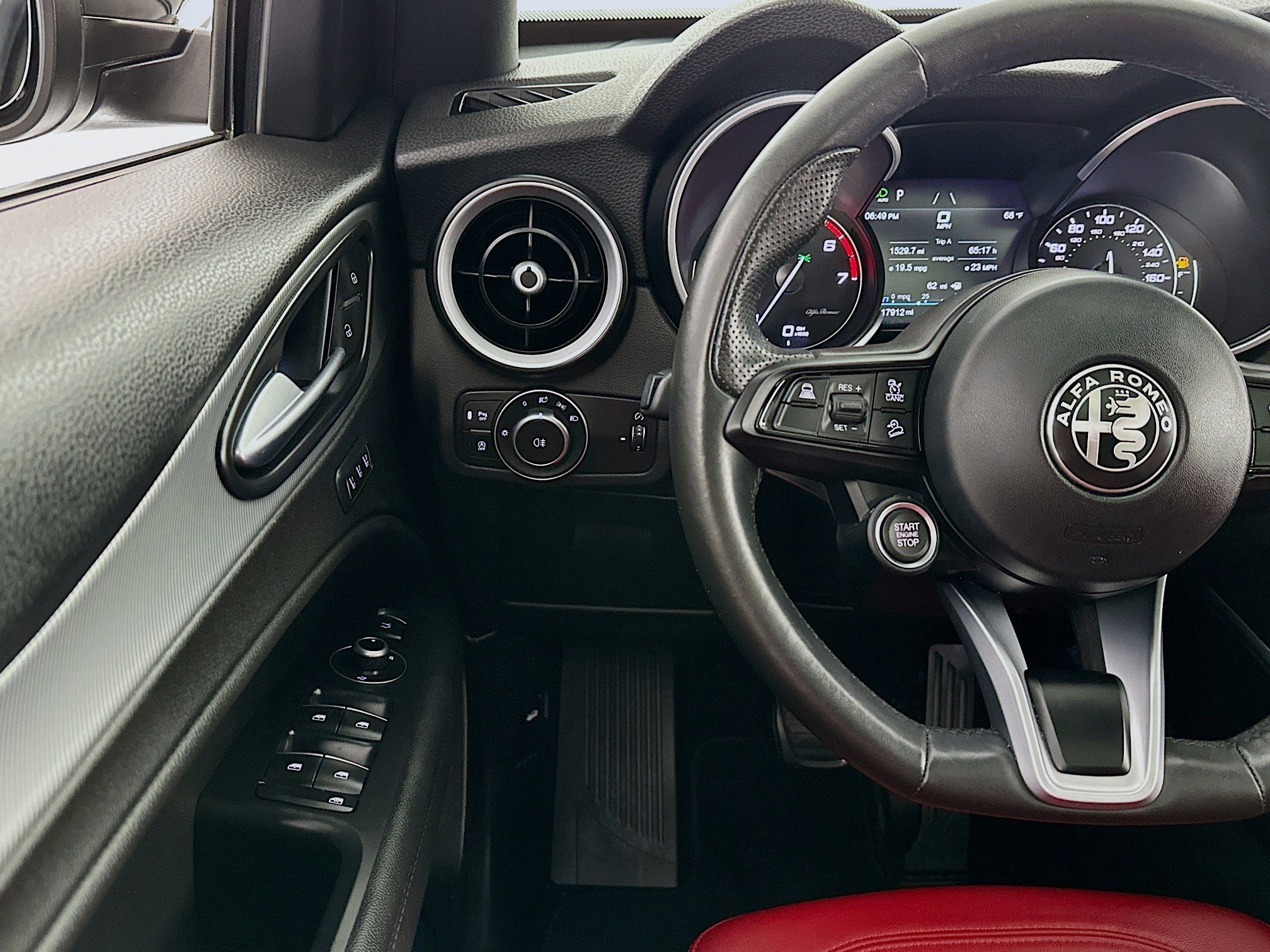 Used 2022 Alfa Romeo Stelvio Veloce image 10