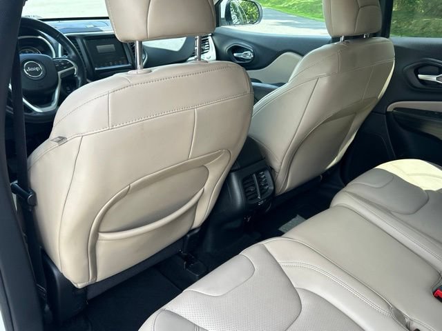Used 2016 Jeep Cherokee Limited w/ Luxury Group AWD/4WD image 32