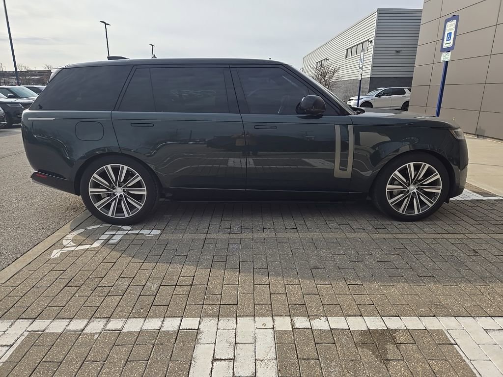 Used 2023 Land Rover Range Rover Long Wheelbase SE image 4