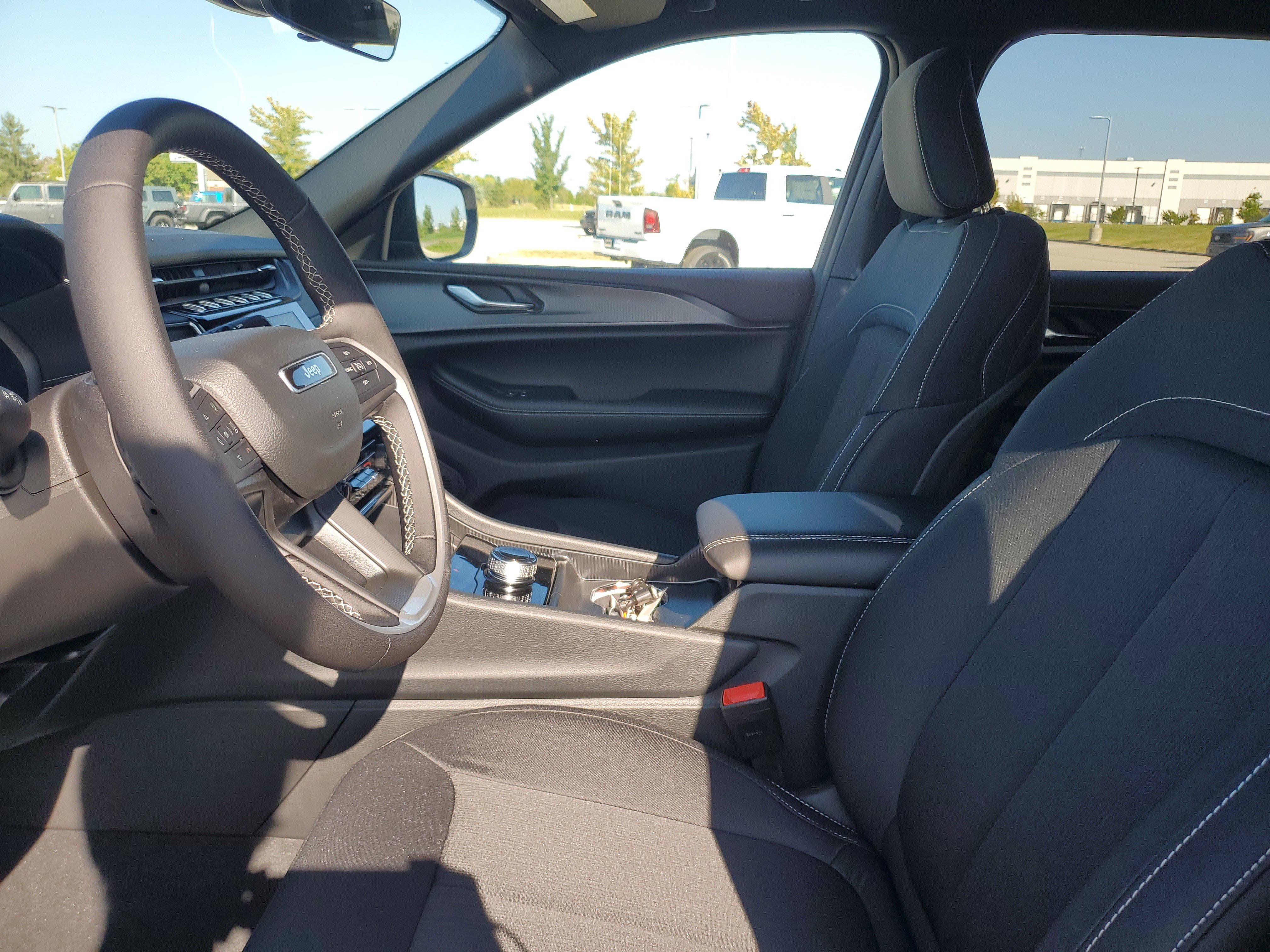 New 2025 Jeep Grand Cherokee L Laredo image 18