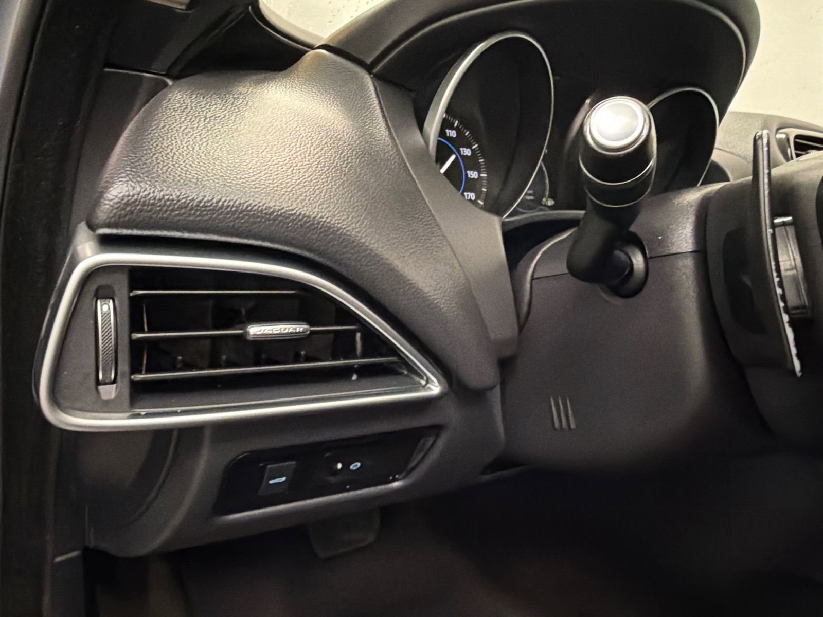 Used 2018 Jaguar XE Premium image 29
