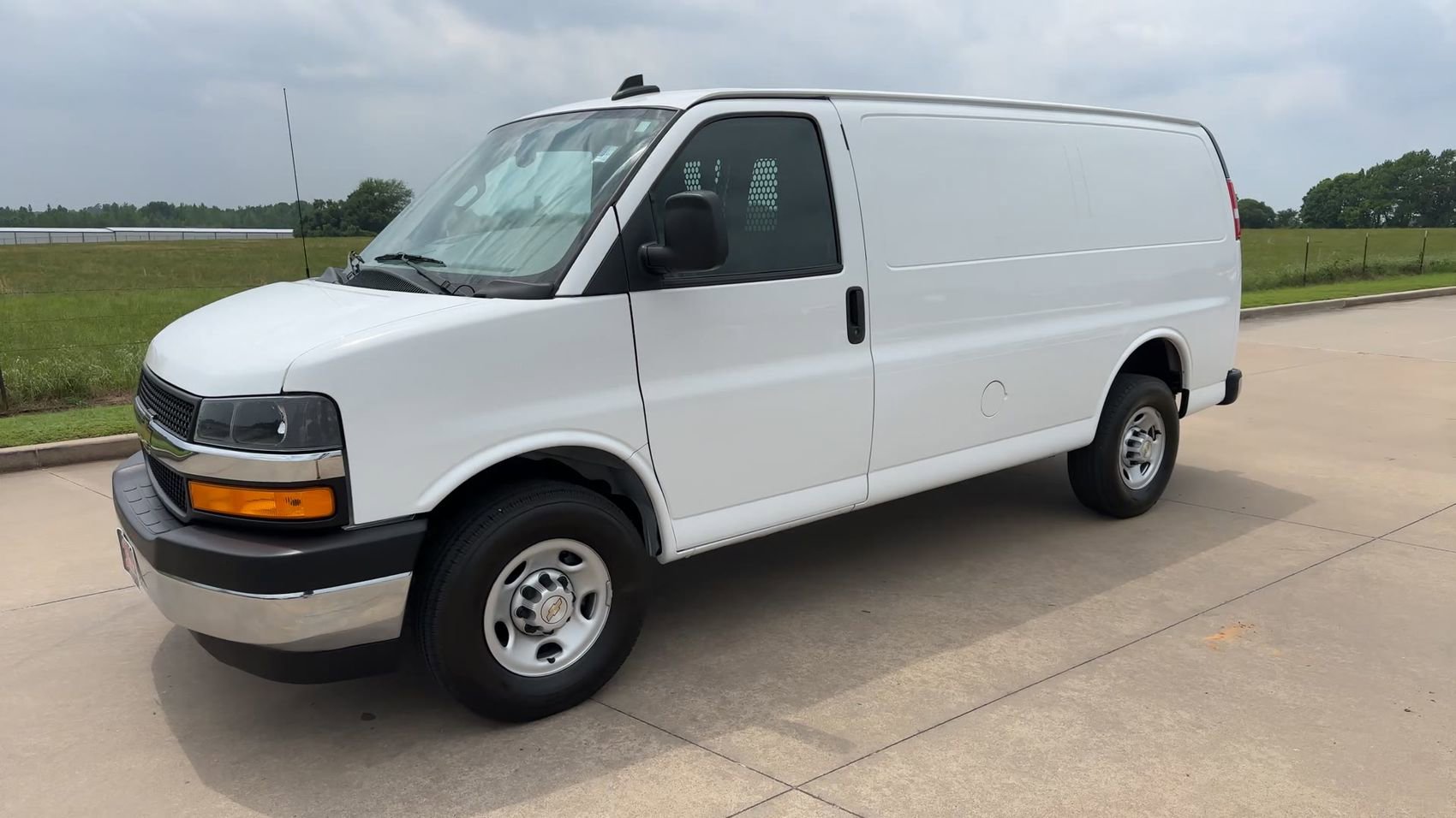 Used 2024 Chevrolet Express 2500 w/ Driver Convenience Package RWD image 5