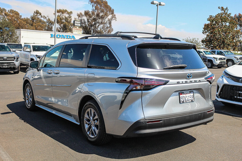 Certified 2023 Toyota Sienna XLE FWD image 26