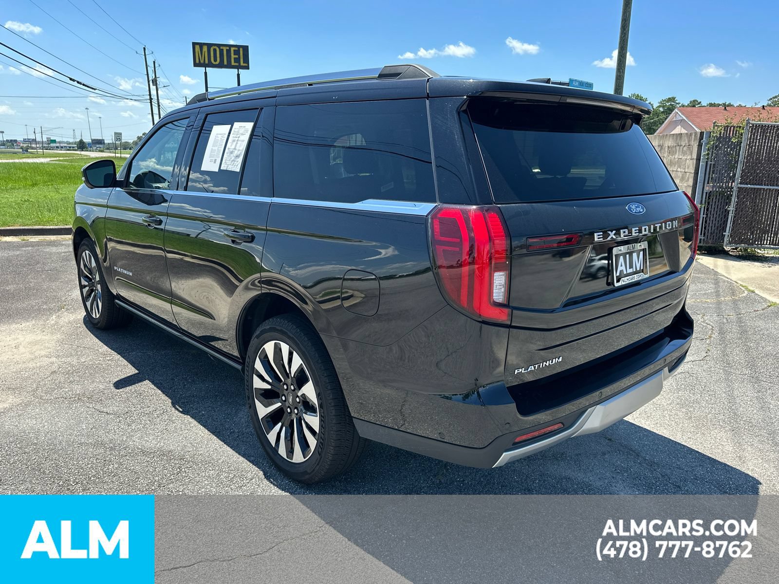 Used 2025 Ford Expedition Platinum w/ Driver's Package AWD/4WD image 8