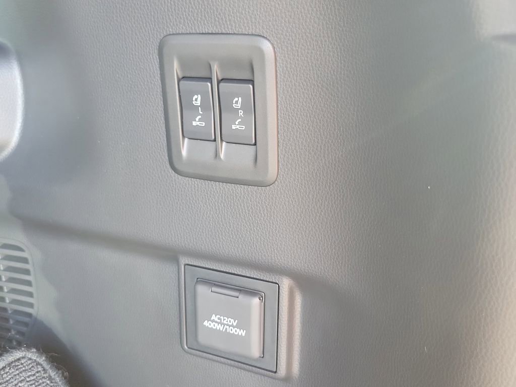 Used 2024 Lexus GX 550 w/ Accessory Package (31) image 27