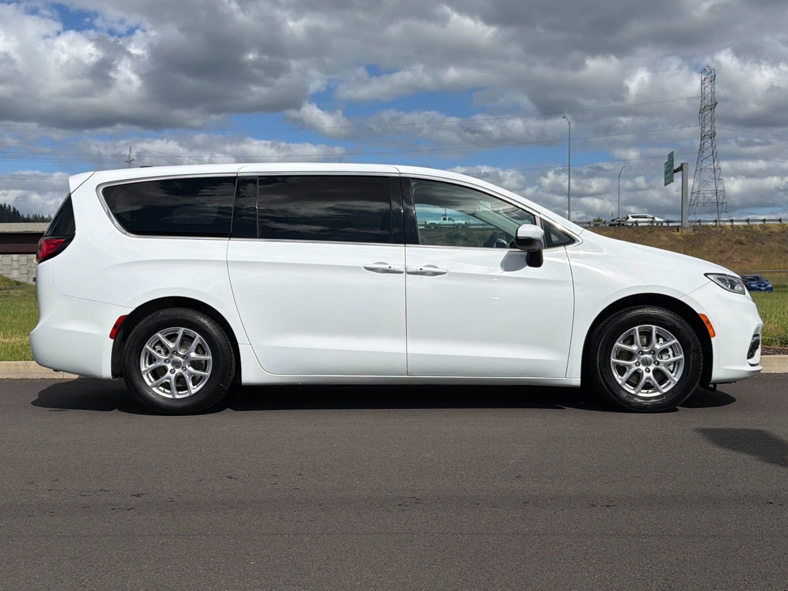 Used 2023 Chrysler Pacifica Touring-L FWD image 2
