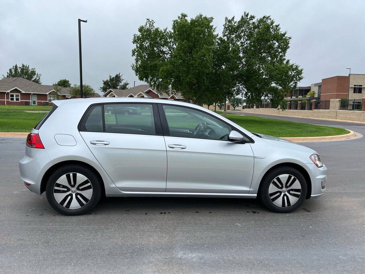 Used 2016 Volkswagen e-Golf SE w/ DC Fast Charging Package FWD image 7