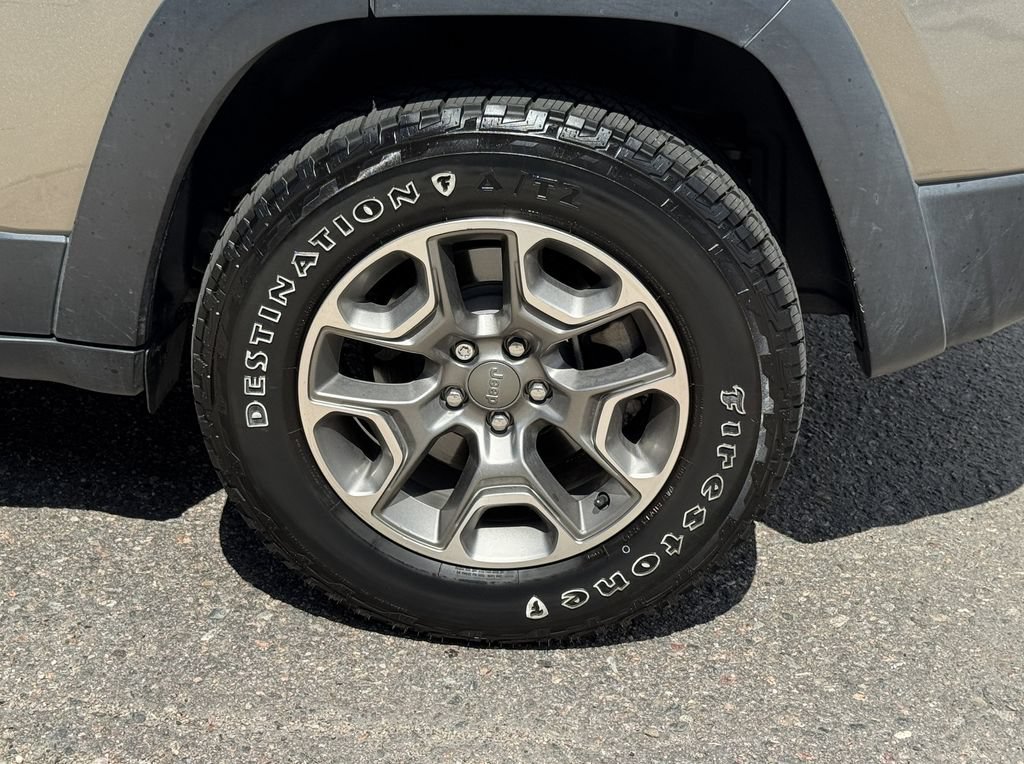 Used 2021 Jeep Cherokee Trailhawk AWD/4WD image 11
