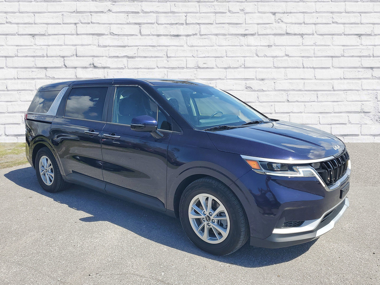 Used 2023 Kia Carnival LX image 3