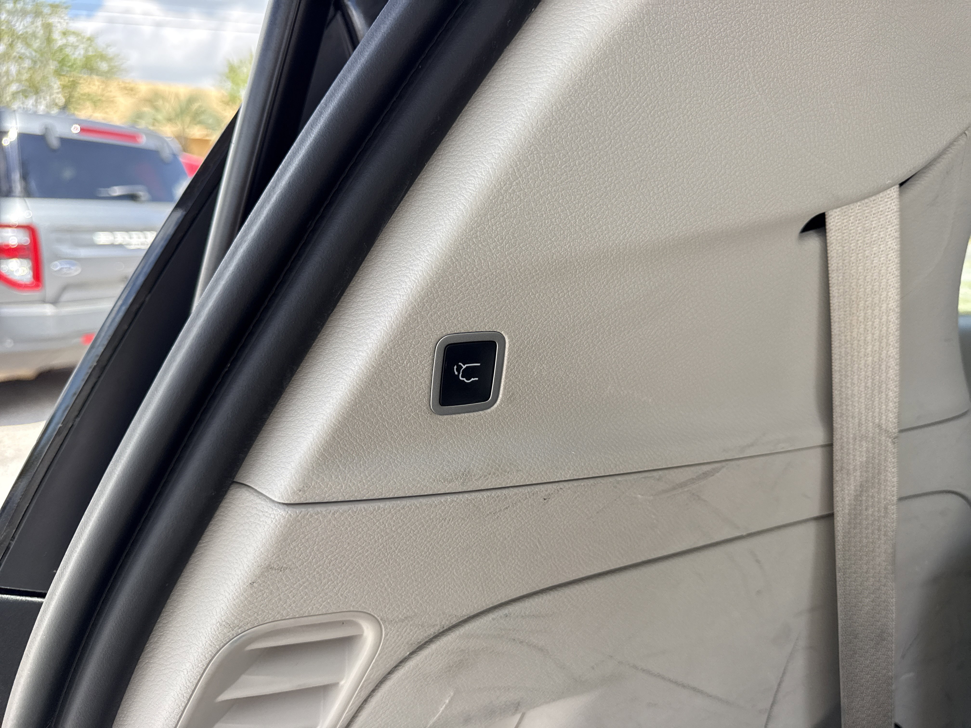 Used 2022 Chrysler Voyager LX image 34