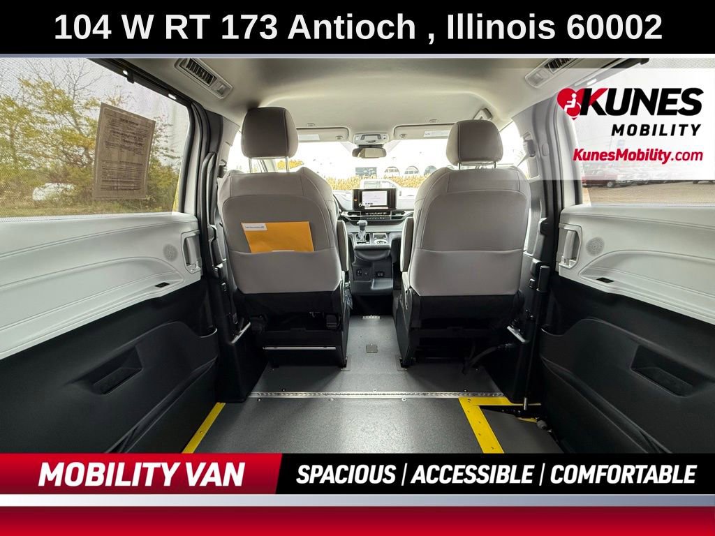 Used 2025 Toyota Sienna LE image 41