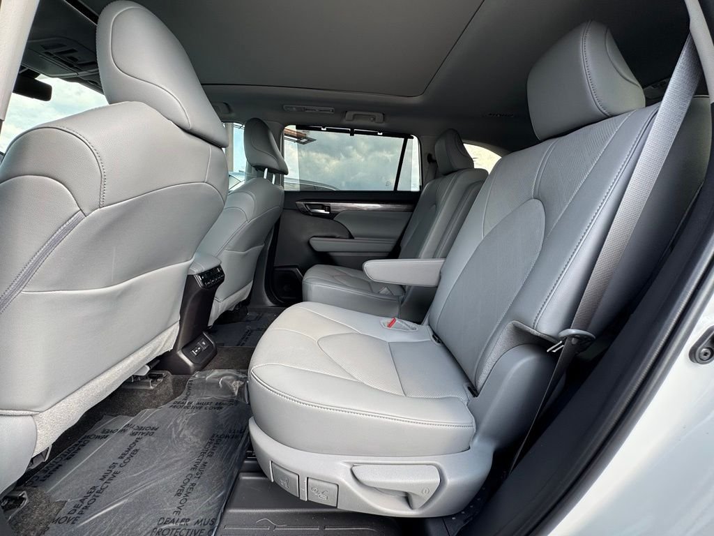 Used 2025 Toyota Highlander Platinum AWD/4WD image 36
