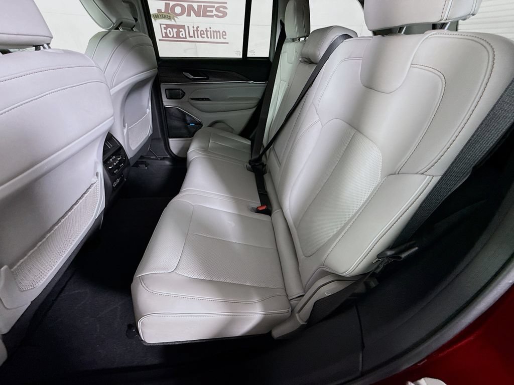 Used 2022 Jeep Grand Cherokee Overland AWD/4WD image 30