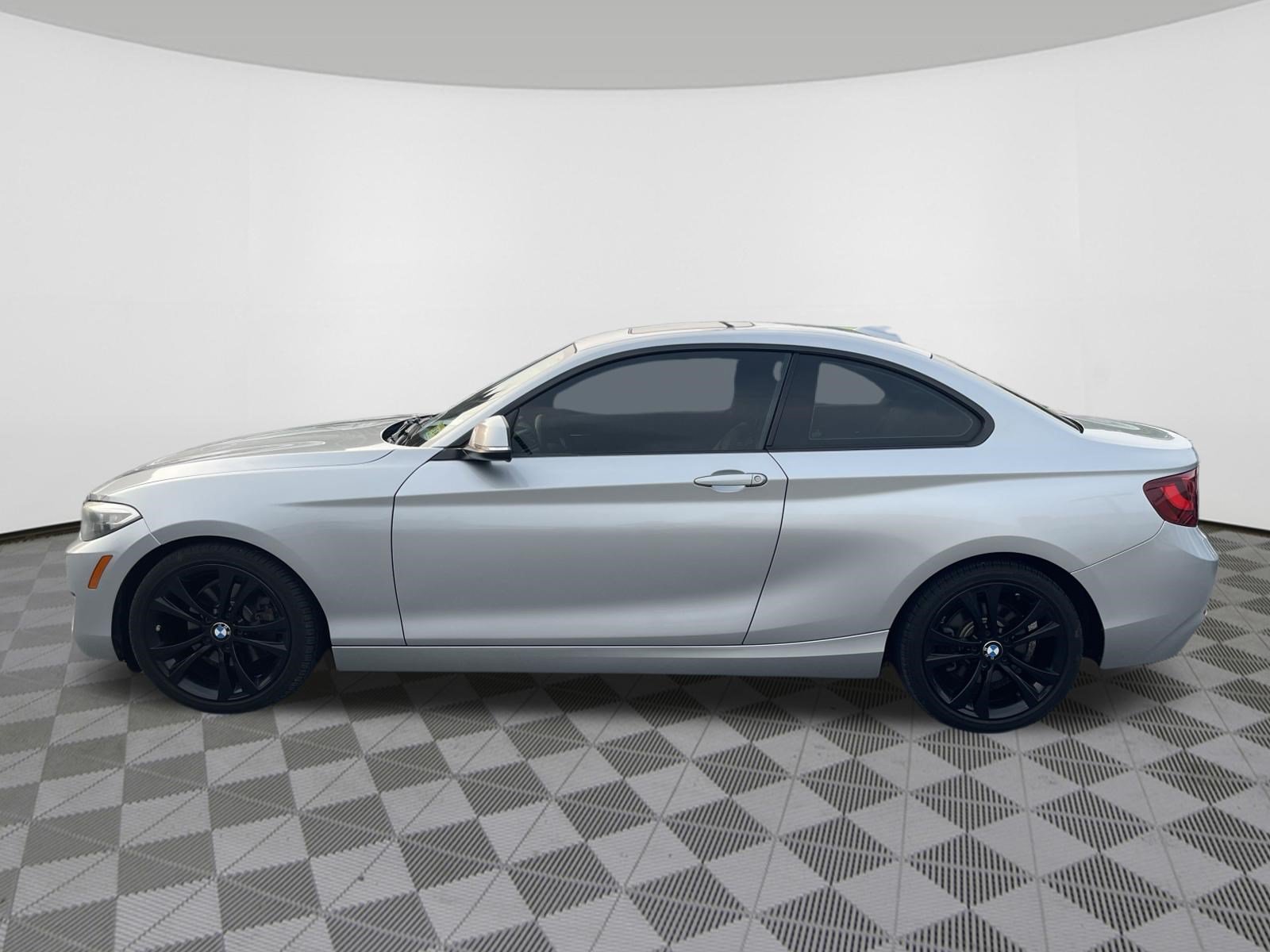Used 2017 BMW 230i xDrive Coupe AWD/4WD image 4