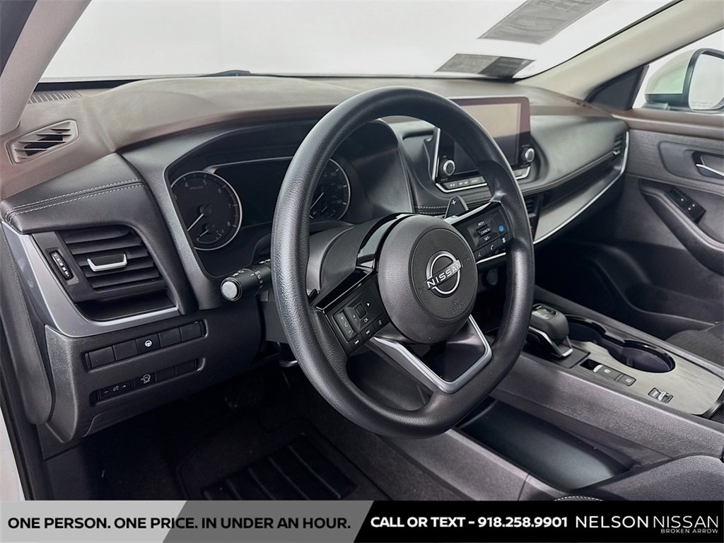 Used 2023 Nissan Rogue SV image 9