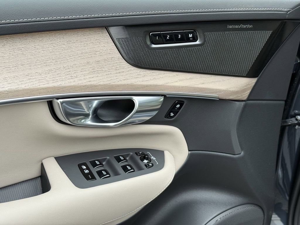 New 2026 Volvo XC90 B6 Plus w/ Protection Package Premier image 16