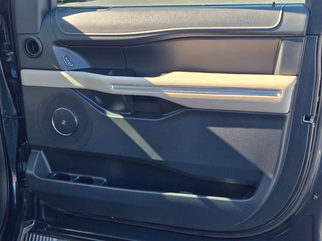 Used 2024 Ford Expedition Limited image 6