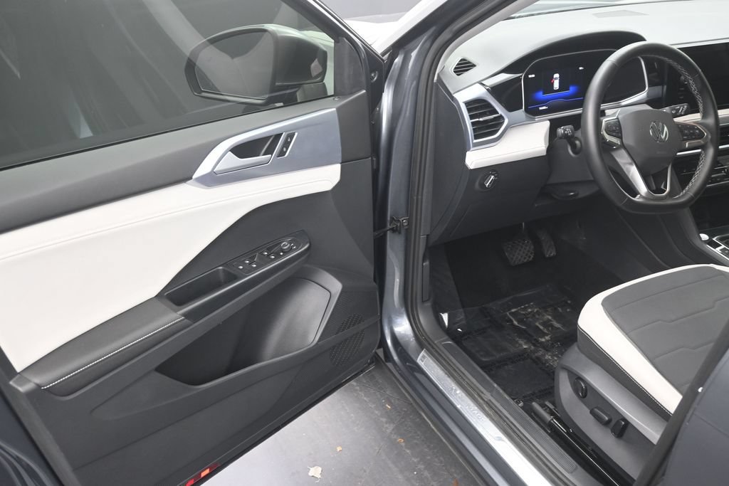 Used 2025 Volkswagen Taos SE FWD image 10