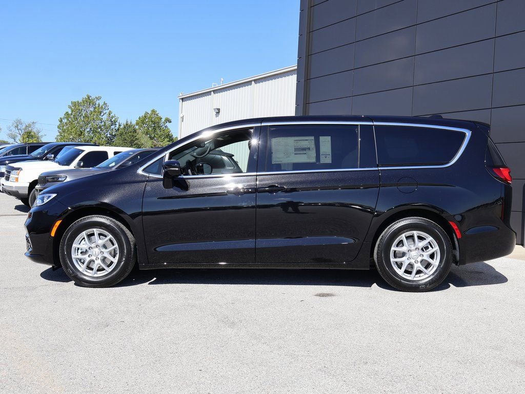 New 2026 Chrysler Pacifica Select FWD image 2