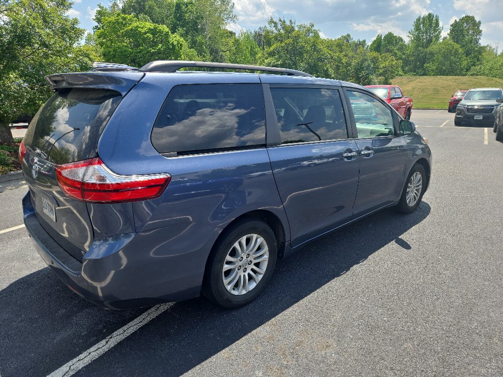 Used 2017 Toyota Sienna XLE w/ XLE Navigation Package FWD image 3