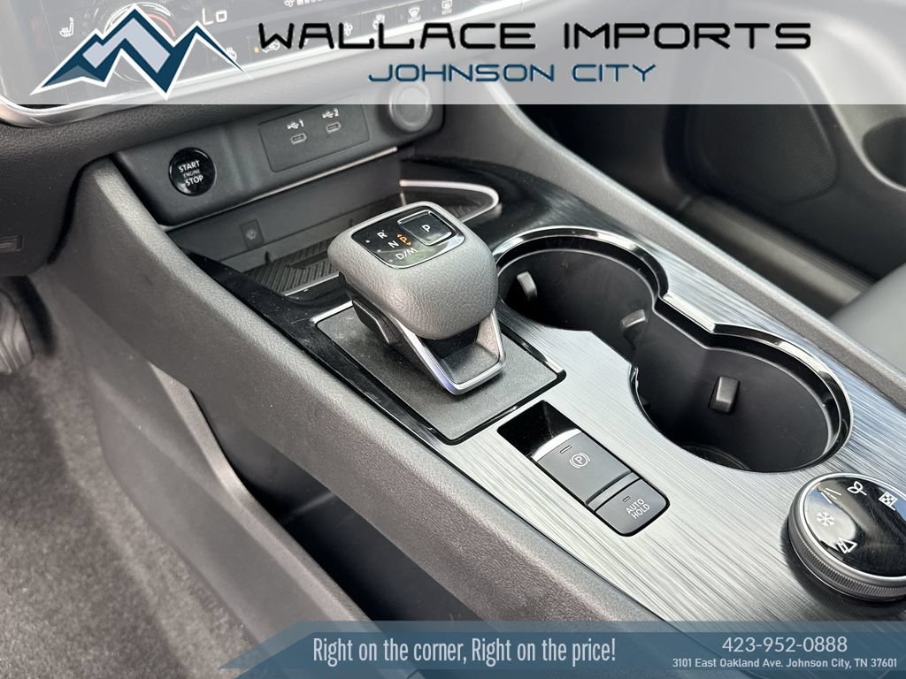 Used 2025 Nissan Rogue SL AWD/4WD image 16