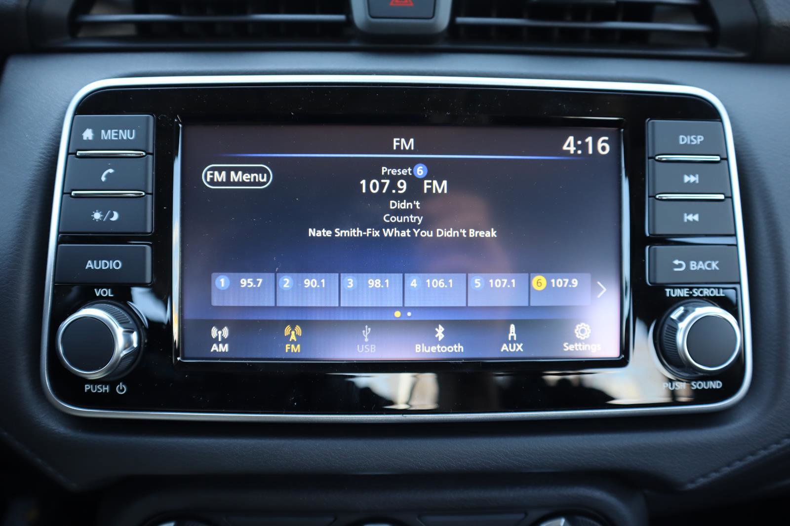 Used 2025 Nissan Versa S w/ Trunk Package image 27