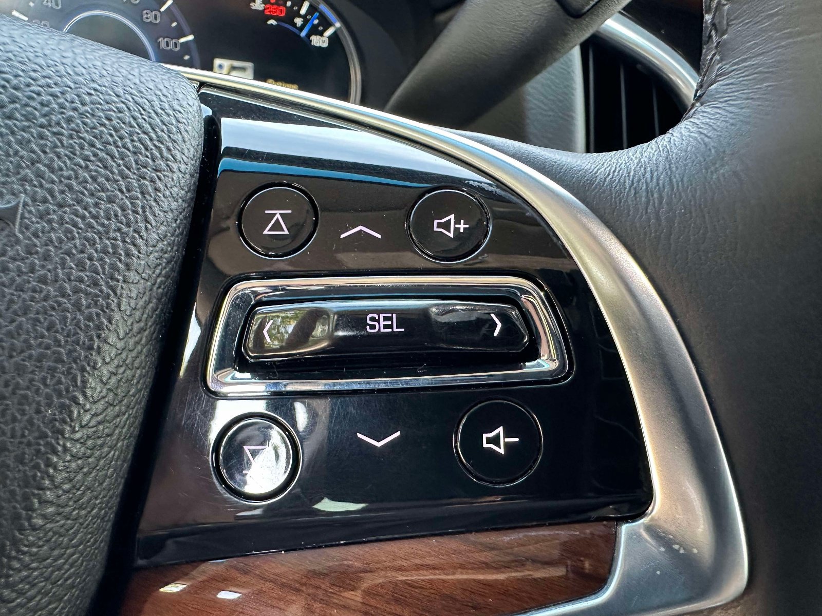 Used 2019 Cadillac Escalade Premium Luxury w/ LPO, Radiant Package AWD/4WD image 14